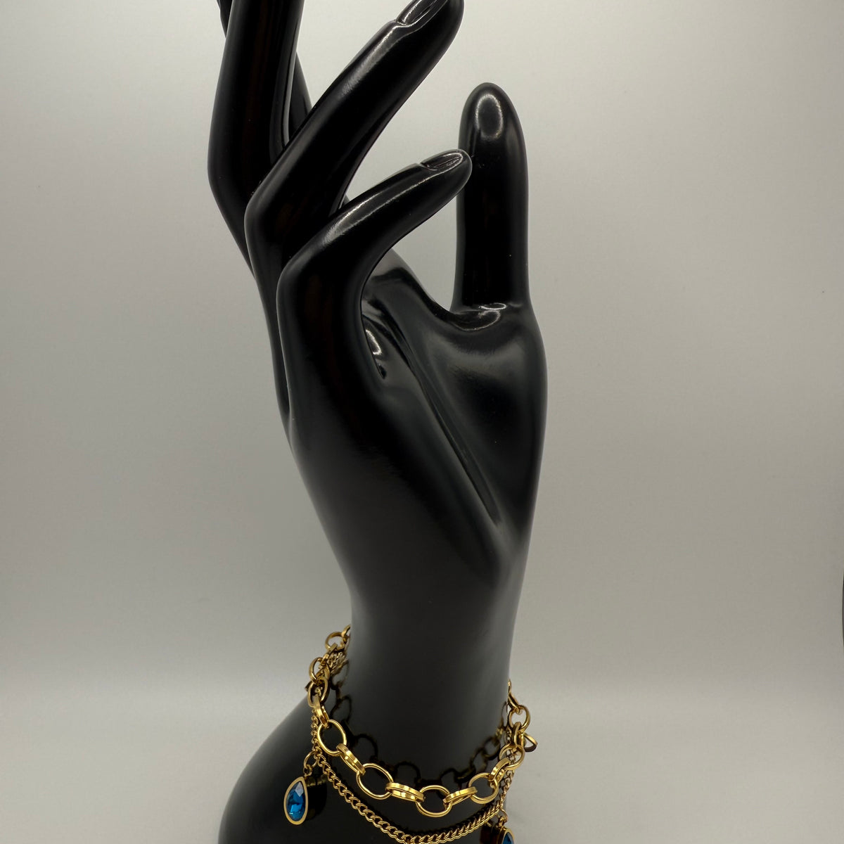 Pulsera con dije de mal de ojo apilado doble