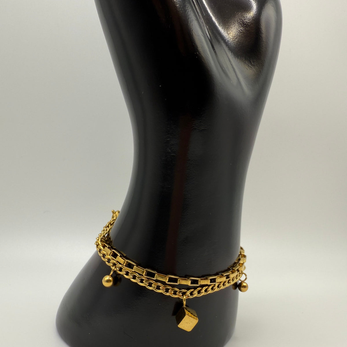 Pulsera de cuentas con dijes dorados apilados dobles