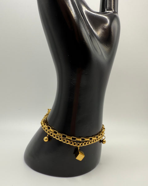 Pulsera de cuentas con dijes dorados apilados dobles