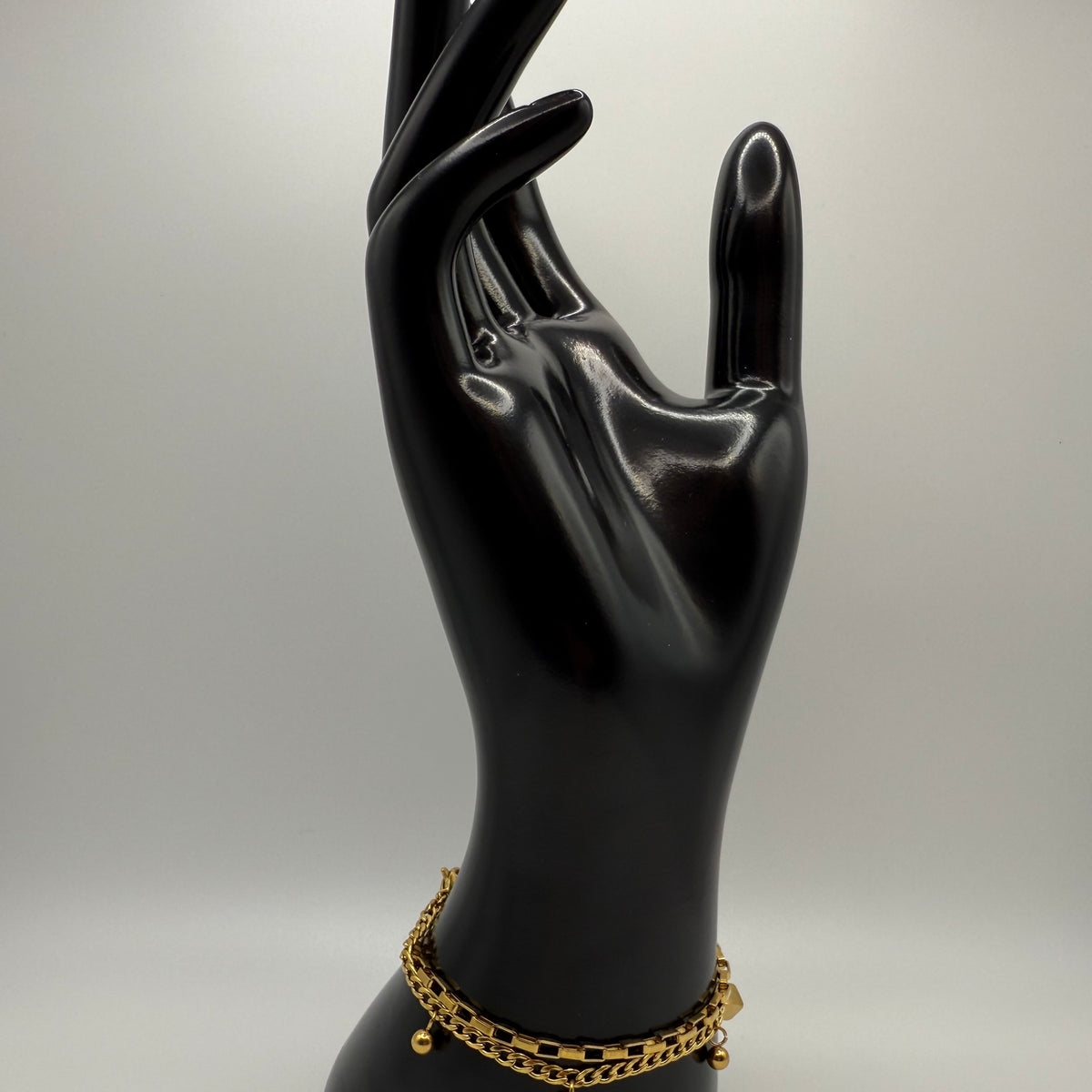 Pulsera de cuentas con dijes dorados apilados dobles