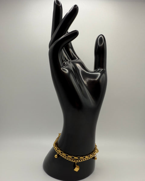 Pulsera de cuentas con dijes dorados apilados dobles