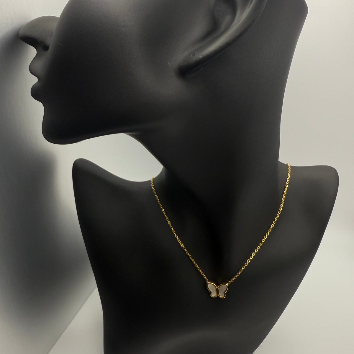 Collar de mariposa