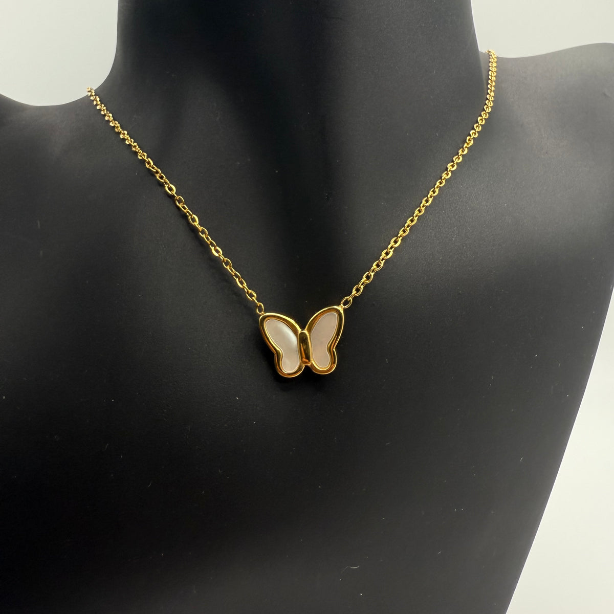 Collar de mariposa