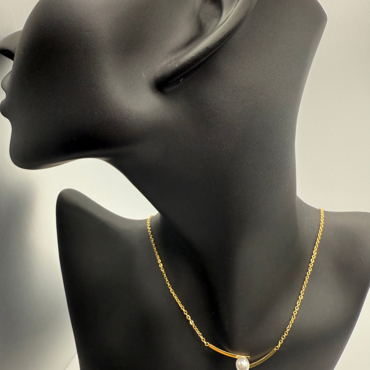 Collar de barra de oro con pera