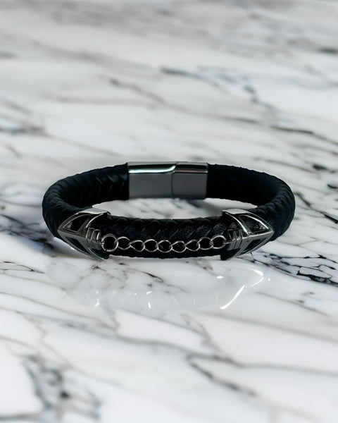 Pulsera elegante de cuero negro con cierre de plata