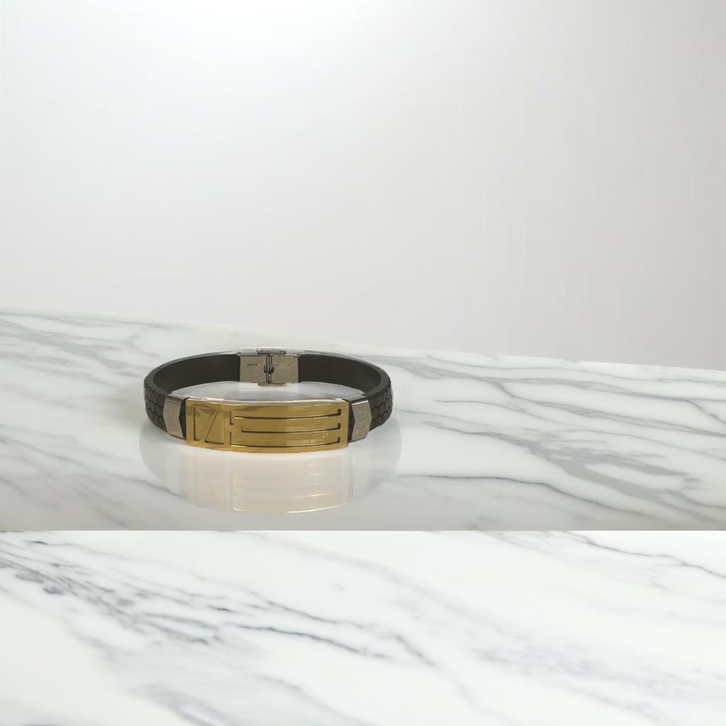 Pulsera negra con rayas y detalles dorados