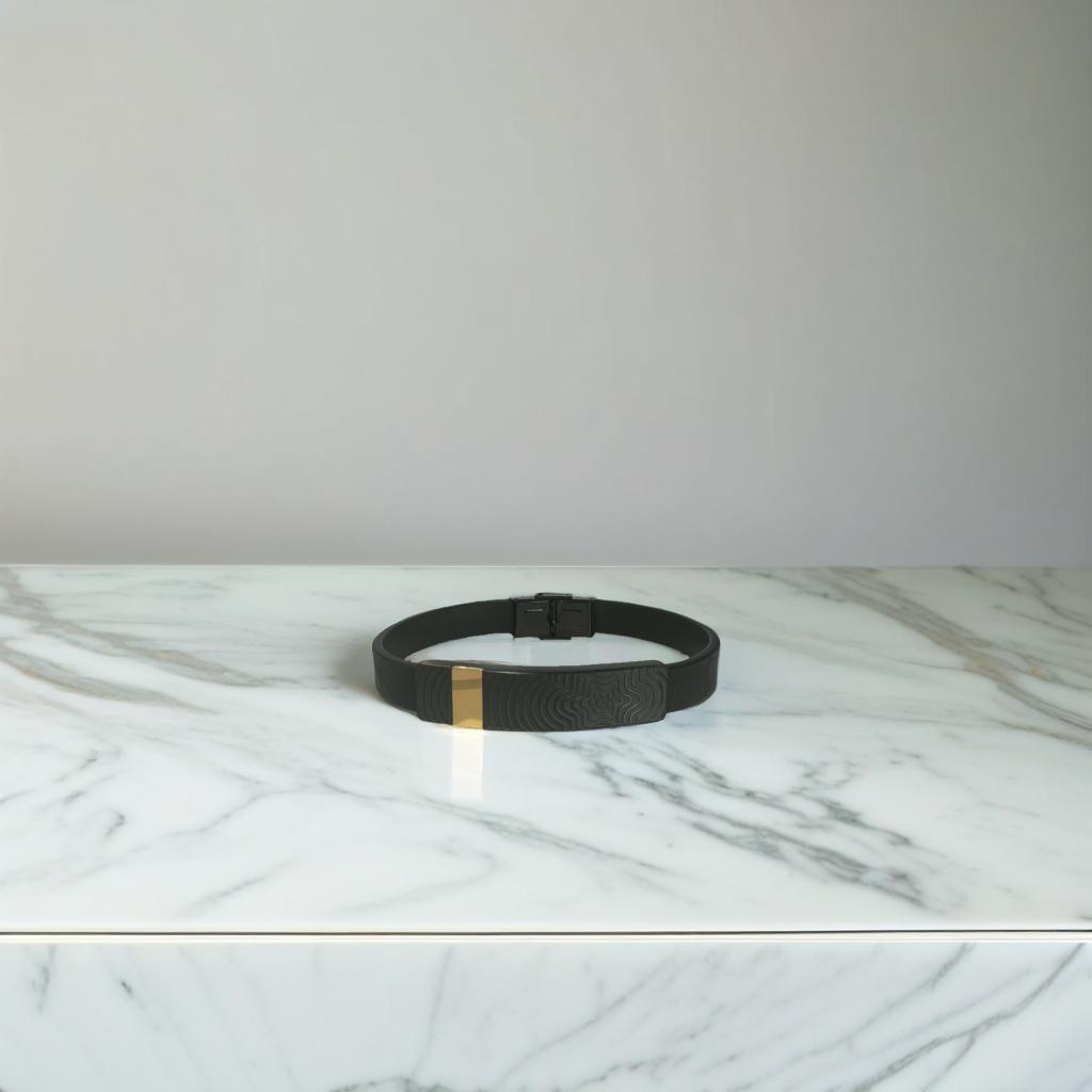 Pulsera de cuero negra con detalles dorados