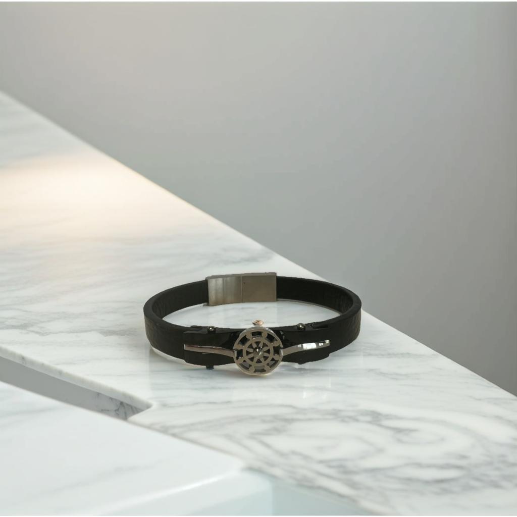 Pulsera de cuero negro con yelmo de plata antigua