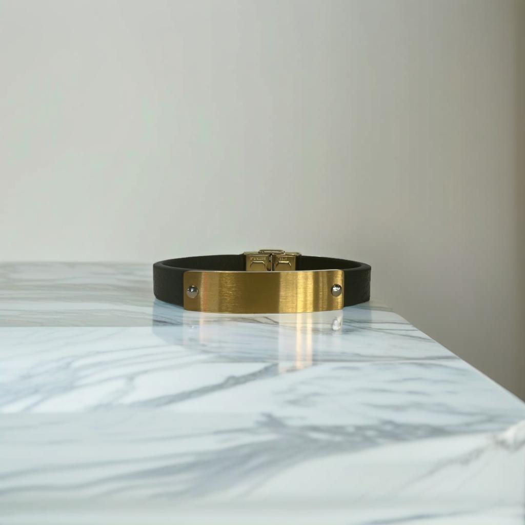 Pulsera de cuero negro bañada en oro