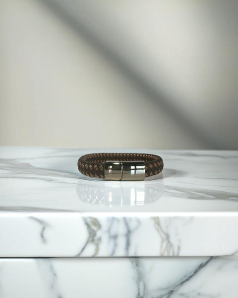 Pulsera tejida en marrón oscuro y claro con cierre de plata