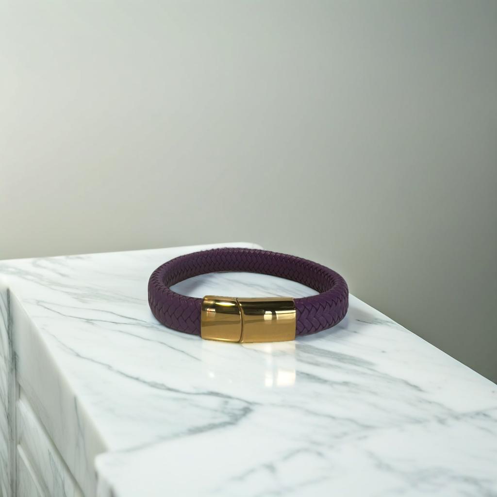 Pulsera tejida morada con cierre dorado