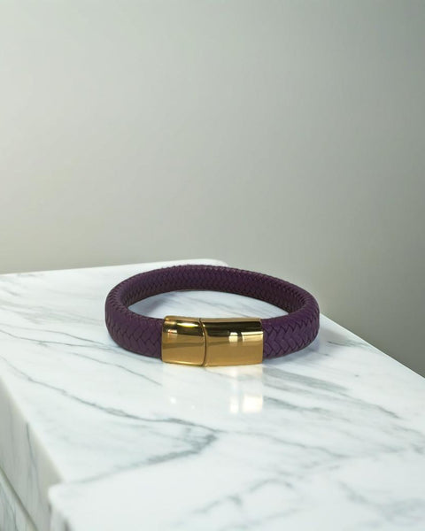 Pulsera tejida morada con cierre dorado