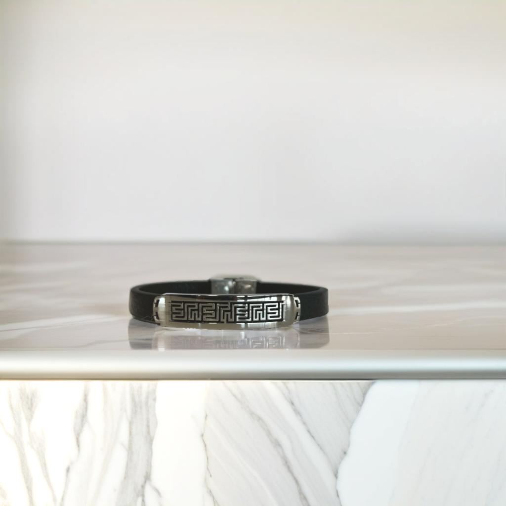 Pulsera de cuero moderna con detalles geométricos en plata