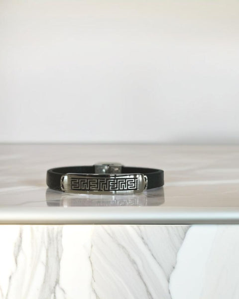 Pulsera de cuero moderna con detalles geométricos en plata