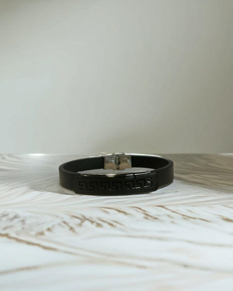 Pulsera de cuero negro con diseño geométrico negro