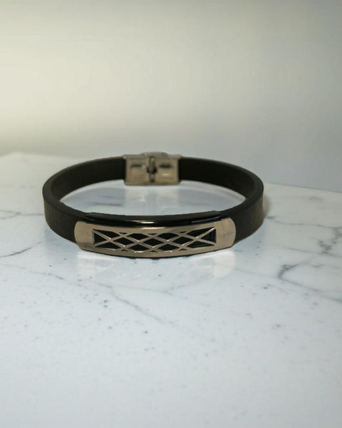 Pulsera de cuero bañada en plata con diseño entrecruzado