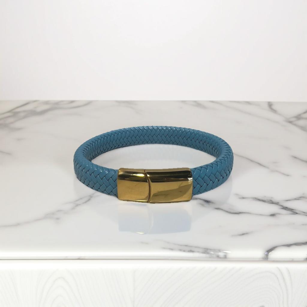 Pulsera azul claro con cierre dorado