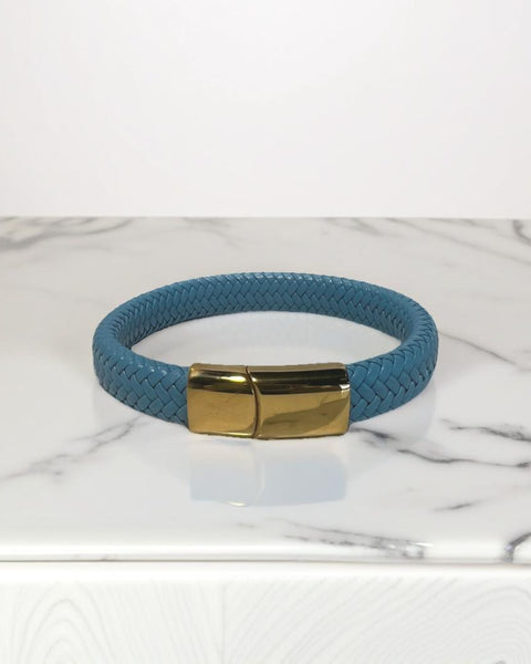 Pulsera azul claro con cierre dorado