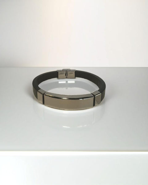 Pulsera elegante de cuero con detalles en plata