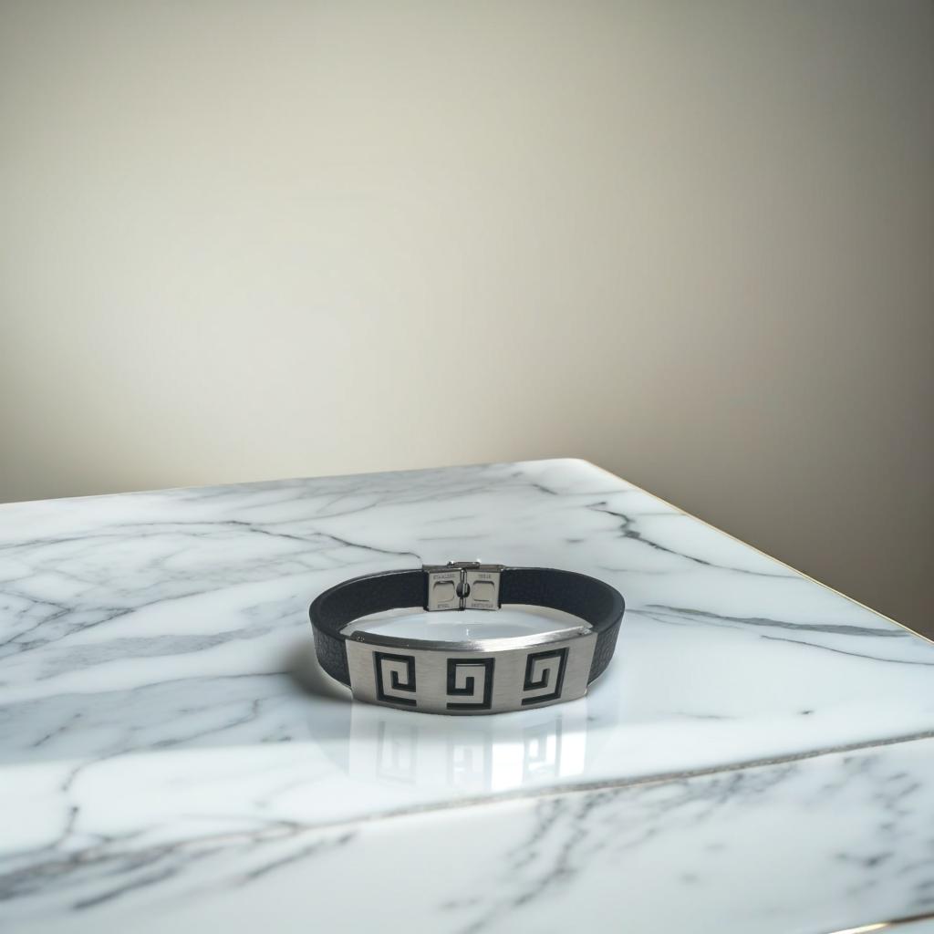 Pulsera de plata con elegancia geométrica