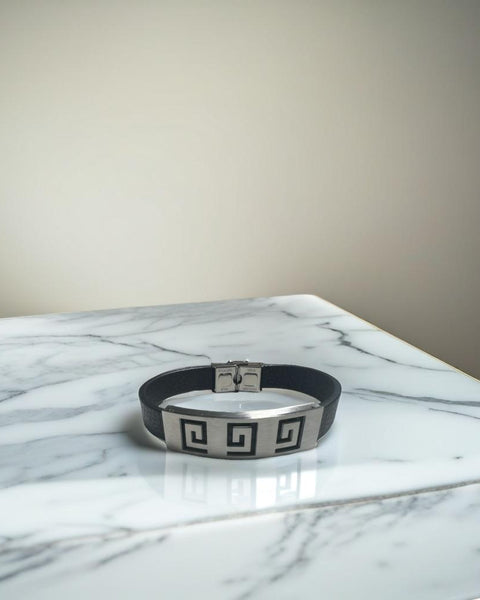 Pulsera de plata con elegancia geométrica