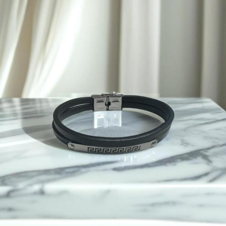 Pulsera de cuero negro de doble banda con cierre de plata”