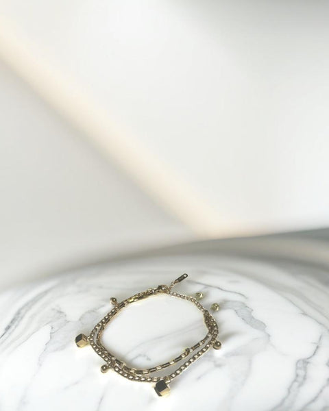 Pulsera de cuentas con dijes dorados apilados dobles