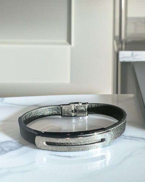 Pulsera de cuero en tonos plata y negro