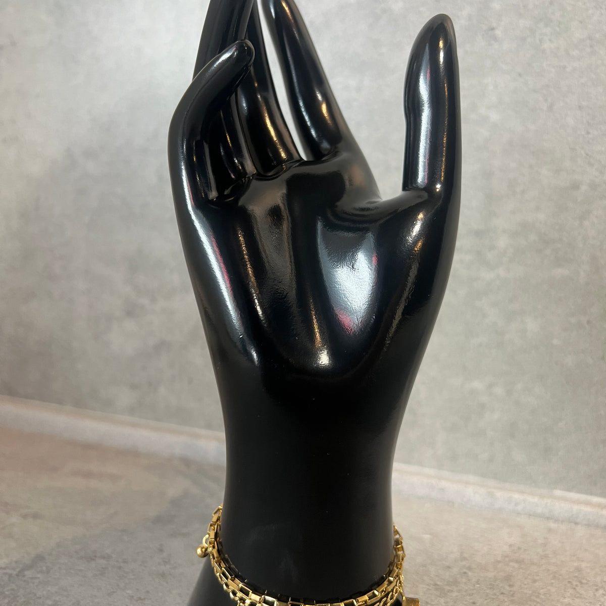 Pulsera de cuentas con dijes dorados apilados dobles