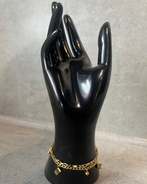 Pulsera de cuentas con dijes dorados apilados dobles