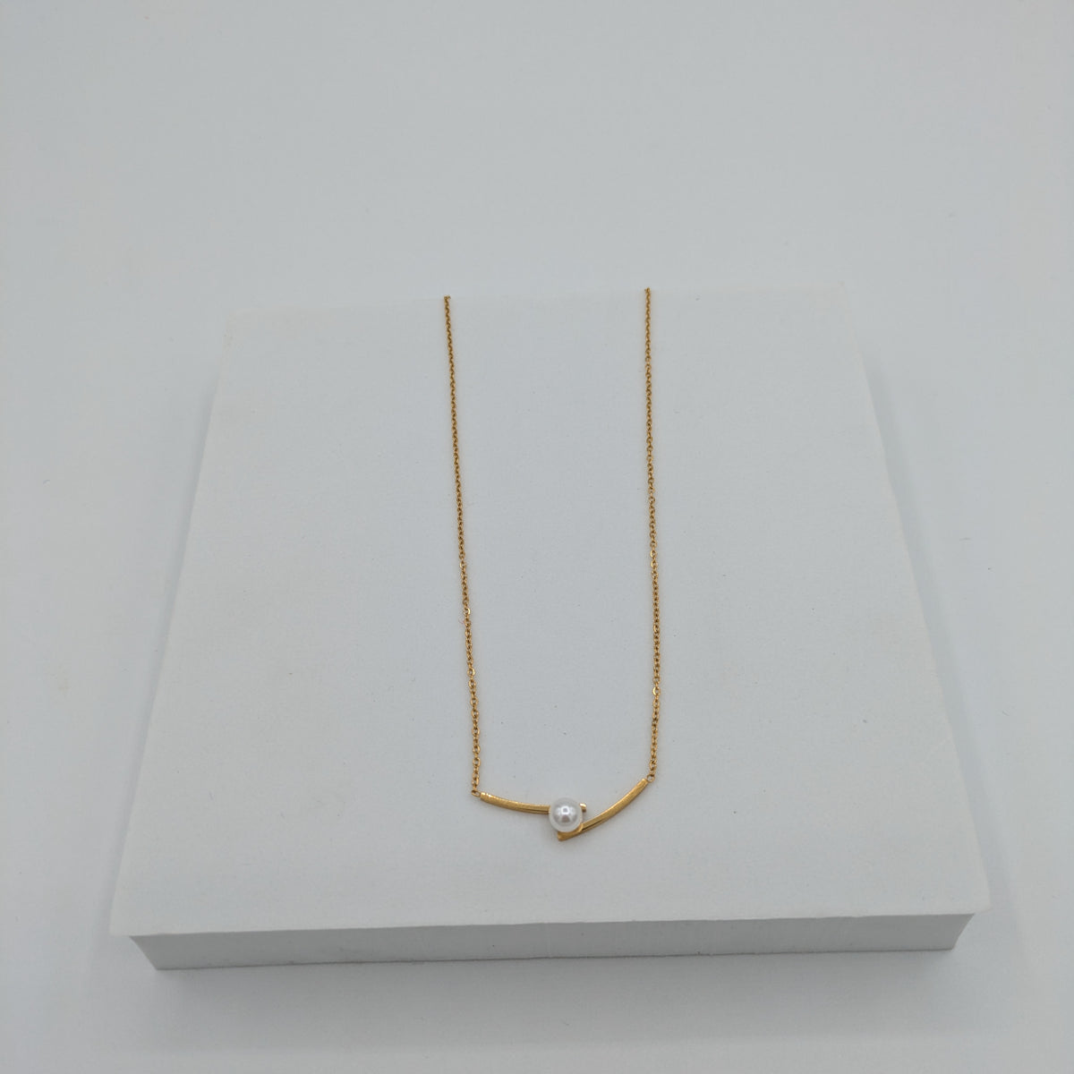 Collar de barra de oro con pera