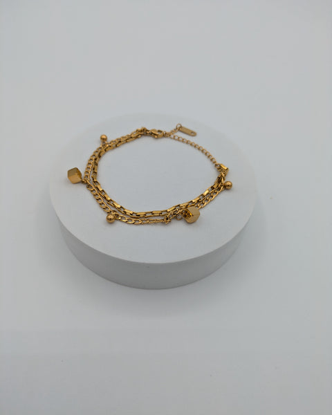 Pulsera de cuentas con dijes dorados apilados dobles